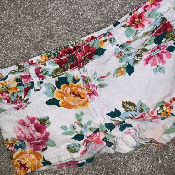 Vanilla Star Juniors White floral jean shorts sz 9 - Picture 4 of 8